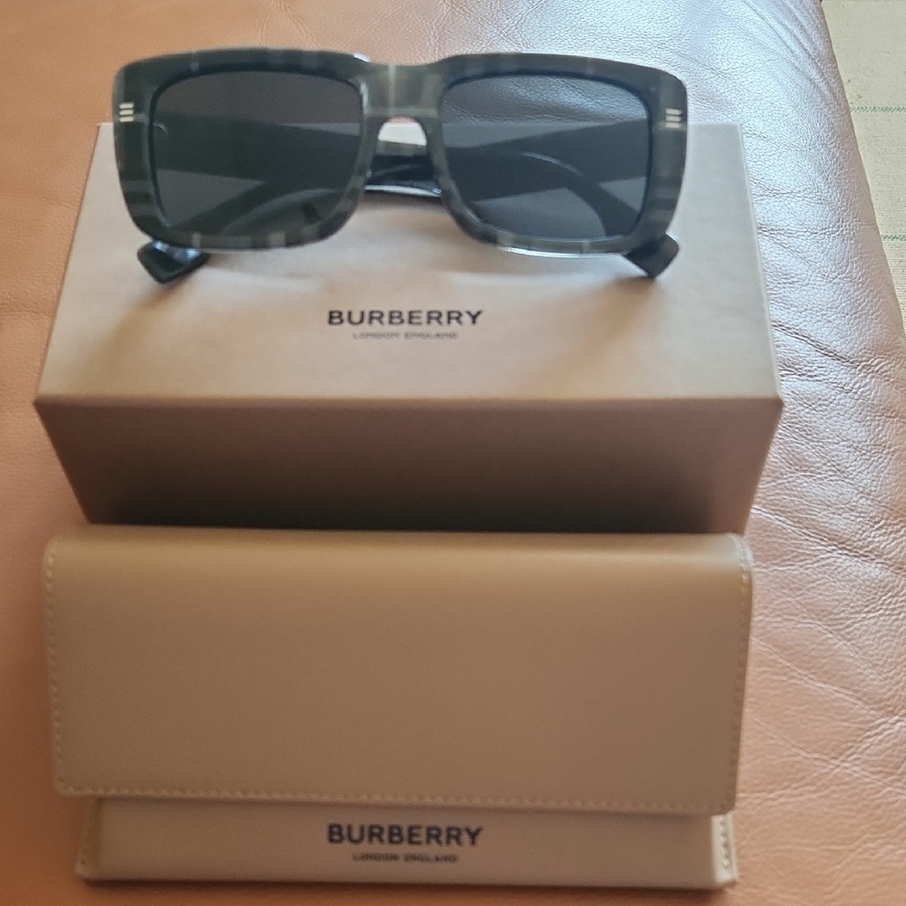 Burberry Black/Gray Sunglasses with Case